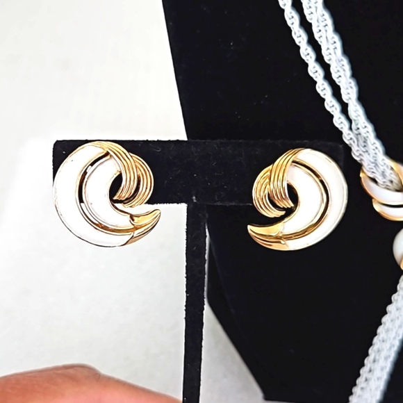 Vintage Crown Trifari Necklace/Earrings Set - Picture 5 of 9
